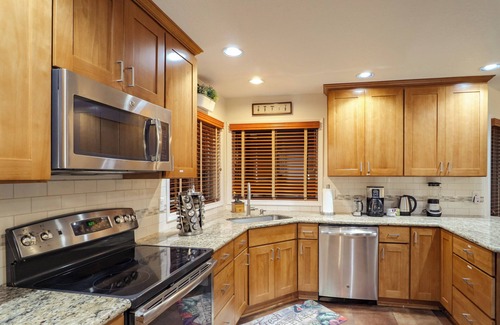 West Portland Park House | Secluded 7 Bedroom Home for Corporate Groups and Family Reunions -KING BED