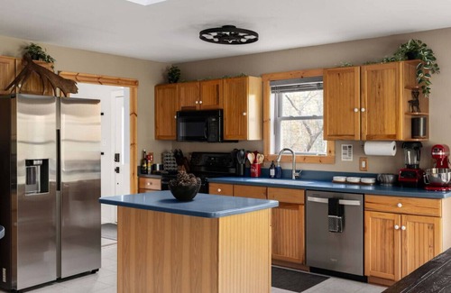 Strasburg Apartment | Secluded Cabin Escape Hot Tub & Games 13 Acres