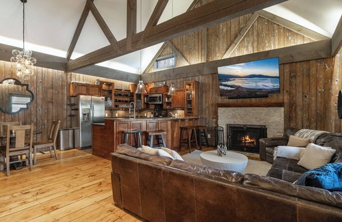 Ashley Oaks Cabin | Secluded Cabin in the Woods Close to It All