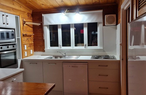 Hatepe Cottage | Secluded Classic Kiwi Bach.