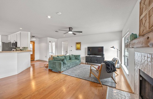 Henly House | Secluded Hill Country Retreat | Family & Pet-Friendly