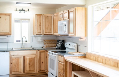 Lazy Mountain Cabin | Secluded Mountain Lake Cabin: