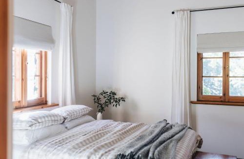 Basket Range House | Secluded Stone Cottage perfect for Couples Escape - Waterfalls