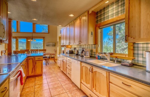 San Juan River Village House | See Fall's Changing Colors! Sky Vista Lodge: Private Hot Tub, Close to Wolf Creek Ski Area!
