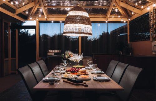 Swan Hill House | Seednest Game room & TropGarden