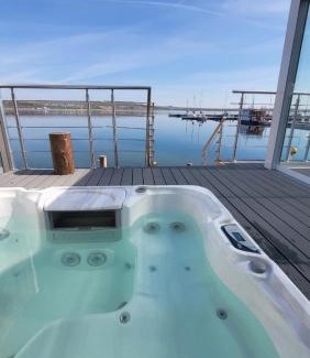 Mucheln House | Seehaus Pippa mit Sauna and Whirlpool direkt am See