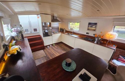 Runnymede Boat Rental | Selene Unique Luxury Houseboat Experience