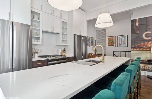 Lakeview Apartment | Sensational 5 Bed beauty steps from Wrigley Field