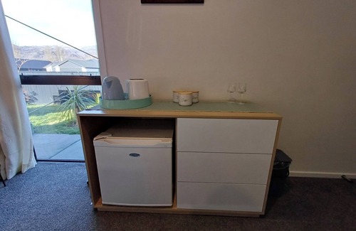 Lowburn House | Separate access bedroom + ensuite in Pisa Moorings 300m from lake/Dunstan Trail