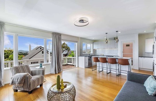 Greenlane - Ellerslie House | Serene 2BR Home in Meadowbank by Zodiak Stays