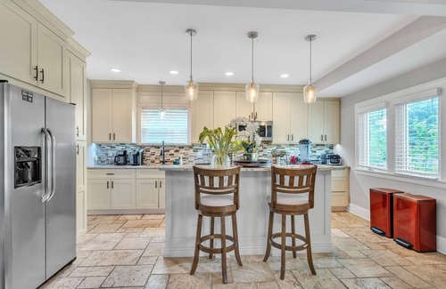 Des Plaines House | Serene & Charming 5BR Des Plaines Getaway by RedAwning