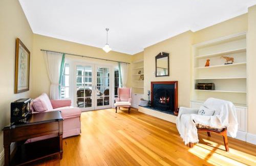 North Warrandyte House | Serene & Classic Family Retreat by the Yarra