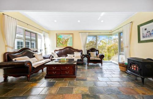 North Warrandyte House | Serene & Classic Family Retreat by the Yarra