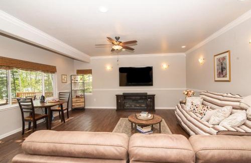 Meadow Lakes House | Serene Four Bedroom Lakefront Home