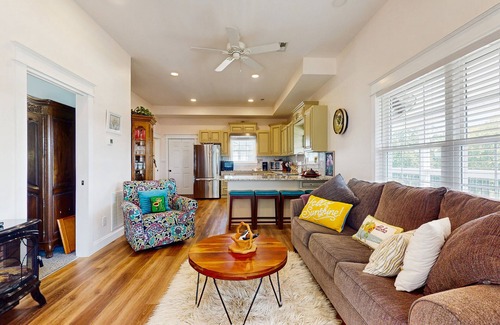 Seymour House | Serene home with amazing views, wifi, and front porch w/swing