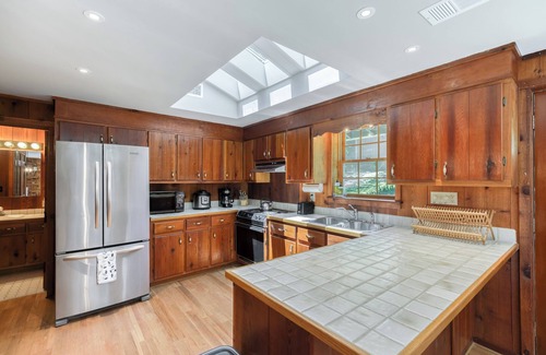 Gainesville House | Serene Lake Oasis ~ King Bed