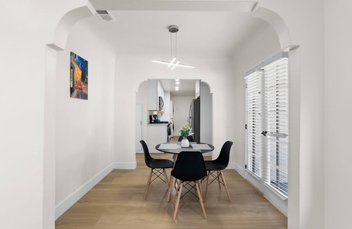 Winter Gardens House | Serene Lakeside Getaway-Sleeps 8