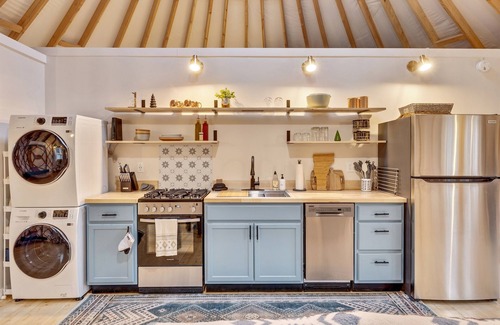Bakersfield Cabin | Serene Modern Yurt w/Wi-fi, Hot Tub and Mountain Views