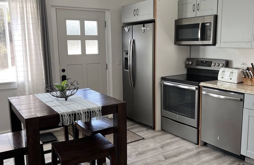 Mendenhaven Apartment | Serene Studio overlooking the river