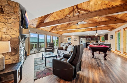 Gatlinburg - Pigeon Forge Cabin | Serenity Mountain: Stunning MTN Views! Hot Tub*5 Mins to GBurg+Quiet