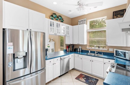 Jose's Hideaway House | Serenity now one minute to BEACH screened in heated pool 2 carts ,island club