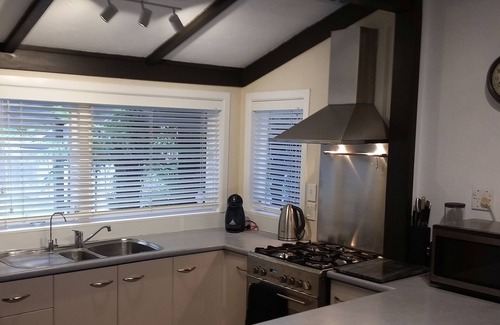 Rotorua Cottage | Serenity on the edge of the lake