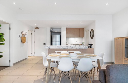 Mornington Apartment | Set right in the heart of Main Street Mornington and short stroll to the beach!