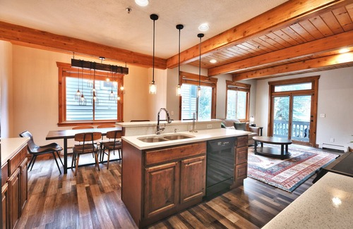 Deer Valley House | Settler's Ridge #7 - On Deer Valley Drive - Easy Walk/Shuttle to Skiing and Main St.
