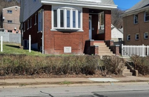 Pittsburgh House | Sha-Ron's Place 2 bedroom home in McKees Rock, Pittsburgh