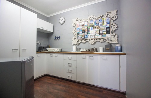Peregian Beach Apartment | Shabby Chic Studio in quiet leafy Cul-de-sac