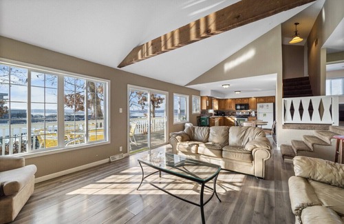 Lake Ozark House | Shady Gators Sleep 20- Bachelor/Bachelorette Parties Welcome!