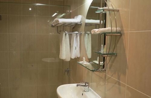 Wynnum West Hotel | Shangri La Gardens