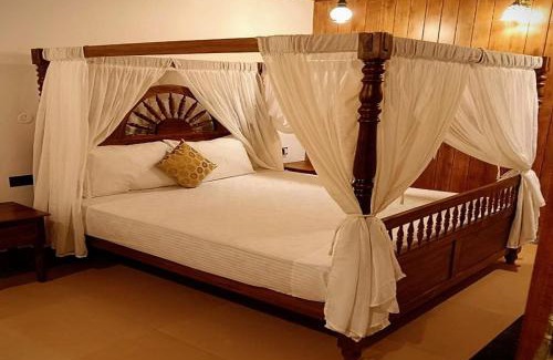 Andhakaranazhy Resort | Shantitheeram Ayurveda Lakeside Heritage Resort