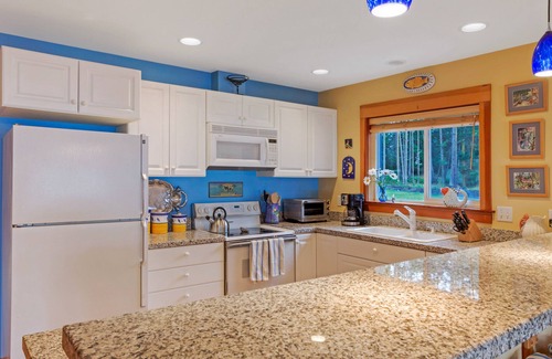 Friday Harbor House | Shared beach on San Juan Island! Stunning Sunsets! (OBB)