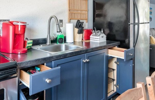 Riverview Apartment | Shark House · Shark House✦King Bed✦30+day✦11 min to city✦