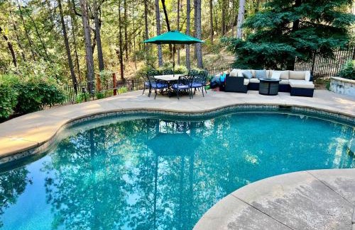 Lakehead House | Shasta Lake Luxury Log Cabin: Hot tub & Pool