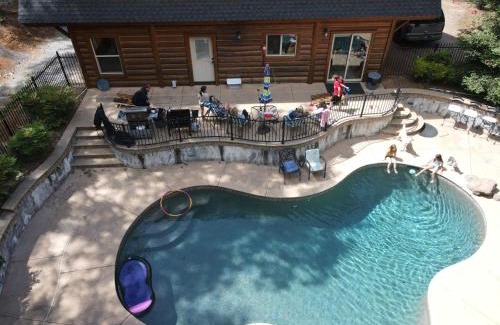 Lakehead House | Shasta Lake Luxury Log Cabin: Hot tub & Pool