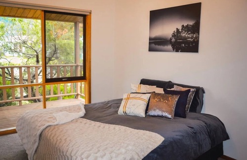 Eildon Cabin | Shaw Thing Lodge: Wifi, Foxtel, Pet Friendly