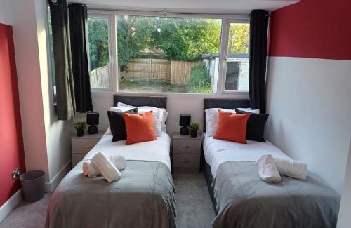 Bloxwich House | Sheldon House 3 BED Cosy Home nr JLR & NEC