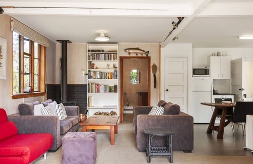 Kuratau House | Sheltered and sunny, enjoy comfort and space only 100 metres from Kuratau beach!