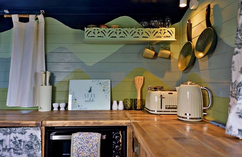 Rhyd-y-clafdy Ski Chalet | Shepherd's Hut on Llŷn Peninsula near Snowdonia