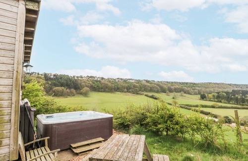 Scarborough Cottage | SHEPHERD'S HUT, pet friendly, with hot tub in Scarborough