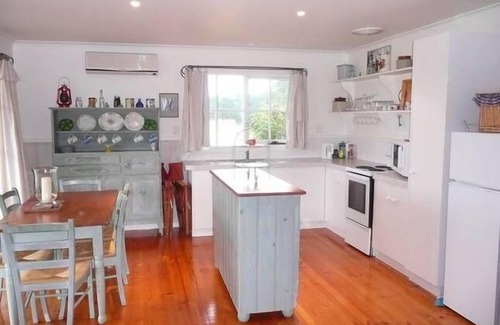 Mount Egerton Cottage | Sherwood Grange Retreat "Moonlight Cottage"