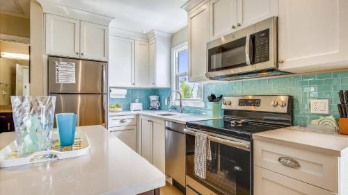 Truman Annex House | Shipyard Treasure by AvantStay Communal Pool Gated Community Great Location Week Long Stays