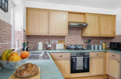 Langley Marish House | Shops 4min walk Family 2 En-suite Parking x1