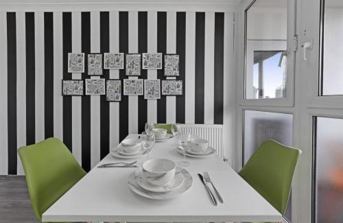 St Luke's Apartment | Shoreditch Central 2BR Sleeps 6 Balcony views