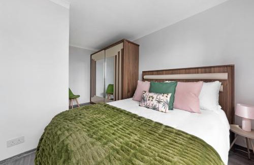 St Luke's Apartment | Shoreditch Central 2BR Sleeps 6 Balcony views