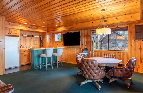 Patton Cabin | Shoreline Lakehouse by AvantStay | Majestic Lakefront Cabin w/Hot Tub&Fire Pit!