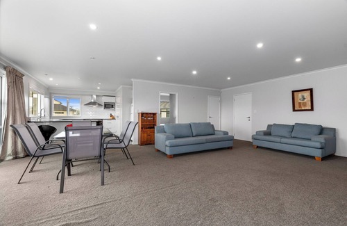 One Tree Point House | Shores Getaway - One Tree Point Holiday Home