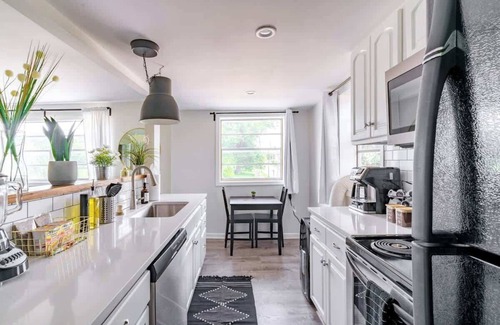 Victorian Village Apartment | Short North/Downtown | Walk to Convention Center | Free Parking | 5,800+ Reviews